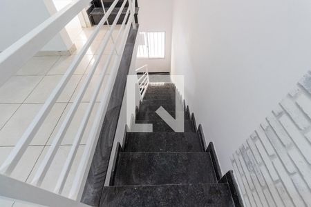 Casa de condomínio para alugar com 75m², 2 quartos e 1 vagaEscada