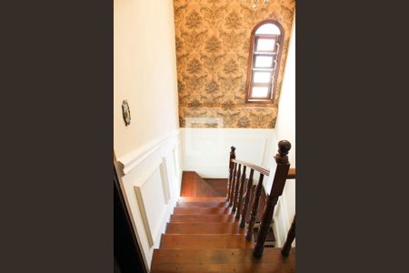 Casa para alugar com 400m², 4 quartos e 5 vagasEscada