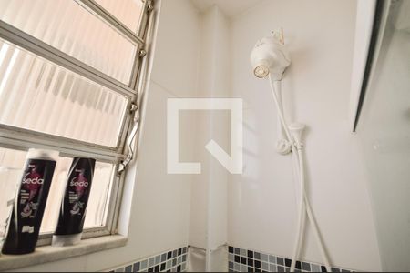 Banheiro de kitnet/studio para alugar com 1 quarto, 25m² em Grajaú, Rio de Janeiro