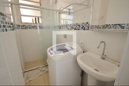 Banheiro de kitnet/studio para alugar com 1 quarto, 25m² em Grajaú, Rio de Janeiro