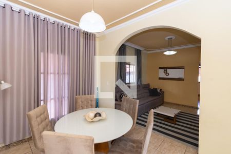 Casa à venda com 360m², 4 quartos e 4 vagas Casa à venda com 360m², 4 quartos e 4 vagasSala de Jantar