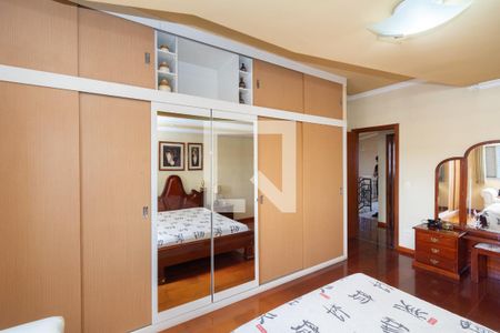 Casa à venda com 360m², 4 quartos e 4 vagas Casa à venda com 360m², 4 quartos e 4 vagasQuarto 1