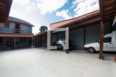 Casa à venda com 360m², 4 quartos e 4 vagas Casa à venda com 360m², 4 quartos e 4 vagasGaragem