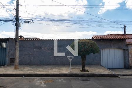 Casa à venda com 360m², 4 quartos e 4 vagas Casa à venda com 360m², 4 quartos e 4 vagasFachada