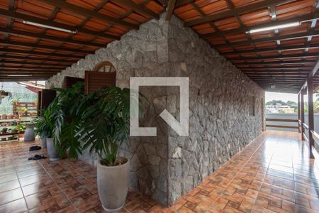 Casa à venda com 360m², 4 quartos e 4 vagas Casa à venda com 360m², 4 quartos e 4 vagasVaranda Inferior