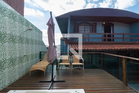 Casa à venda com 360m², 4 quartos e 4 vagas Casa à venda com 360m², 4 quartos e 4 vagasDeck e Hidro