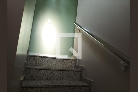 Casa à venda com 200m², 3 quartos e 6 vagasEscada quartos