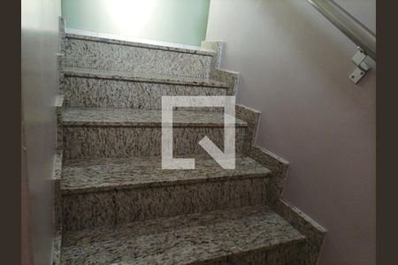 Casa à venda com 200m², 3 quartos e 6 vagasEscada quartos