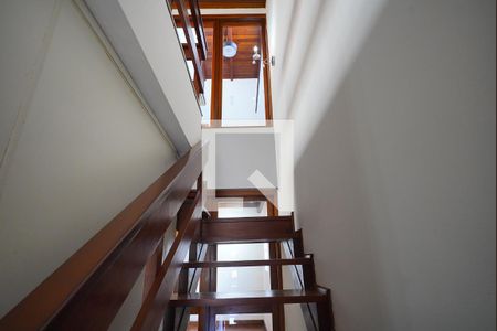 Escada para dormitórios  de casa para alugar com 4 quartos, 434m² em Ipanema, Porto Alegre