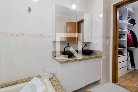 Casa à venda com 240m², 4 quartos e 2 vagasBanheiro da Suíte