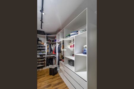 Casa à venda com 240m², 4 quartos e 2 vagasCloset da suíte