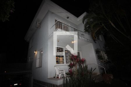 Casa à venda com 70m², 3 quartos e 3 vagas Casa à venda com 70m², 3 quartos e 3 vagasFachada
