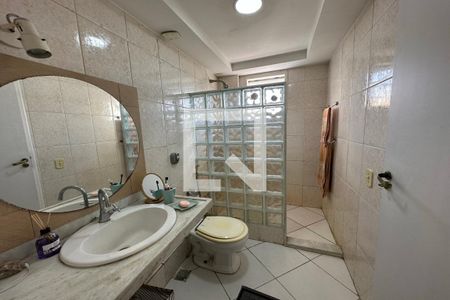 Casa de condomínio à venda com 278m², 4 quartos e 2 vagas Casa de condomínio à venda com 278m², 4 quartos e 2 vagasBanheiro da Suíte 2