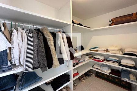 Casa de condomínio à venda com 278m², 4 quartos e 2 vagas Casa de condomínio à venda com 278m², 4 quartos e 2 vagasCloset da Suíte 4