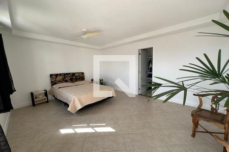 Casa de condomínio à venda com 278m², 4 quartos e 2 vagas Casa de condomínio à venda com 278m², 4 quartos e 2 vagasSuíte 4