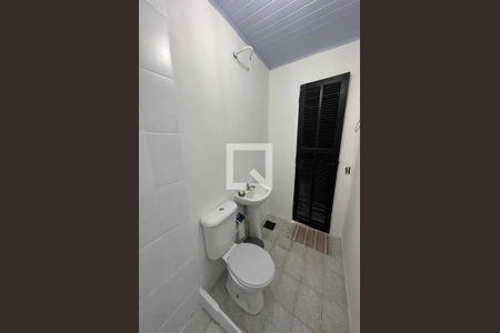 Casa de condomínio à venda com 278m², 4 quartos e 2 vagas Casa de condomínio à venda com 278m², 4 quartos e 2 vagasBanheiro da garagem