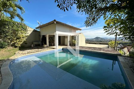 Casa de condomínio à venda com 278m², 4 quartos e 2 vagas Casa de condomínio à venda com 278m², 4 quartos e 2 vagasPiscina