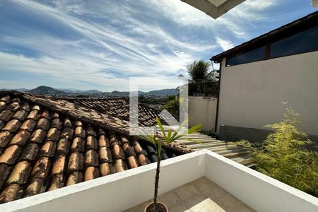 Casa de condomínio à venda com 278m², 4 quartos e 2 vagas Casa de condomínio à venda com 278m², 4 quartos e 2 vagasVaranda da suíte 4