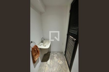 Casa de condomínio à venda com 278m², 4 quartos e 2 vagas Casa de condomínio à venda com 278m², 4 quartos e 2 vagasBanheiro da área de lazer