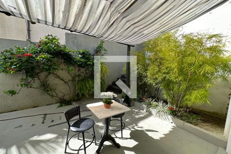 Casa de condomínio à venda com 278m², 4 quartos e 2 vagas Casa de condomínio à venda com 278m², 4 quartos e 2 vagasHall da sala