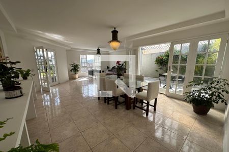 Casa de condomínio à venda com 278m², 4 quartos e 2 vagas Casa de condomínio à venda com 278m², 4 quartos e 2 vagasSala