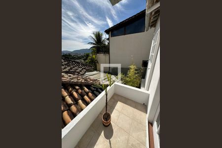 Casa de condomínio à venda com 278m², 4 quartos e 2 vagas Casa de condomínio à venda com 278m², 4 quartos e 2 vagasVaranda da suíte 4