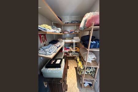 Casa de condomínio à venda com 278m², 4 quartos e 2 vagas Casa de condomínio à venda com 278m², 4 quartos e 2 vagasCloset da suíte 1