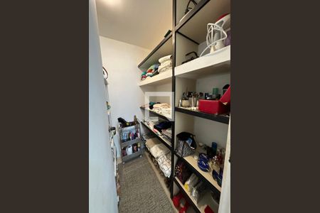 Casa de condomínio à venda com 278m², 4 quartos e 2 vagas Casa de condomínio à venda com 278m², 4 quartos e 2 vagasCloset da suíte 2