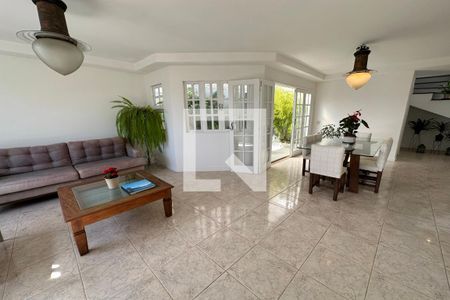 Casa de condomínio à venda com 278m², 4 quartos e 2 vagas Casa de condomínio à venda com 278m², 4 quartos e 2 vagasSala