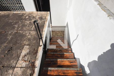 Casa à venda com 125m², 4 quartos e 2 vagas Casa à venda com 125m², 4 quartos e 2 vagasEscada de acesso ao terraço frente