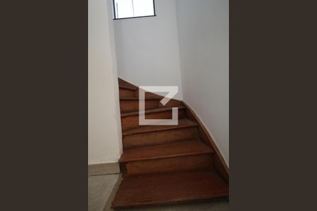 Casa à venda com 280m², 3 quartos e 2 vagasEscada