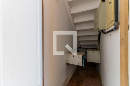 Embaixo da escada de casa à venda com 3 quartos, 120m² em Perdizes, São Paulo