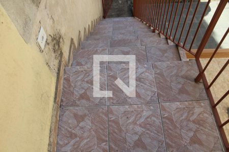 Casa para alugar com 47m², 2 quartos e 1 vagaEscada acesso a casa 