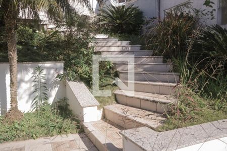 Casa de condomínio para alugar com 300m², 2 quartos e 3 vagasEscada Entrada Social