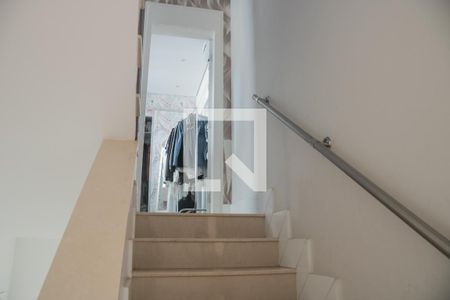 Casa de condomínio para alugar com 300m², 2 quartos e 3 vagasEscada