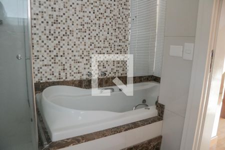 Casa de condomínio para alugar com 300m², 2 quartos e 3 vagasBanheiro da Suíte 1