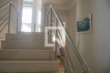 Casa de condomínio para alugar com 300m², 2 quartos e 3 vagasEscada