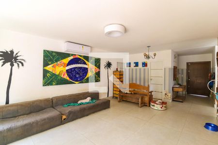 Casa à venda com 1300m², 6 quartos e 8 vagas Casa à venda com 1300m², 6 quartos e 8 vagasHall