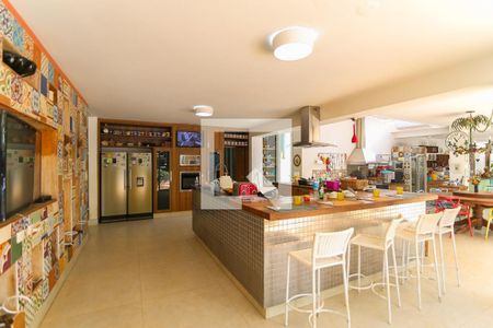 Casa à venda com 1300m², 6 quartos e 8 vagas Casa à venda com 1300m², 6 quartos e 8 vagasCozinha