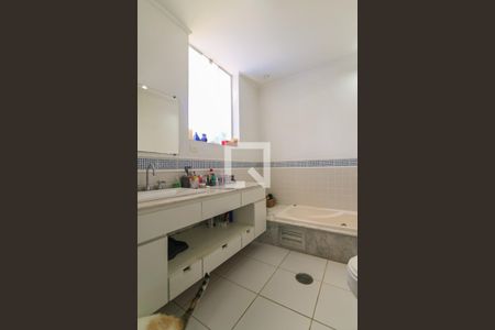 Casa à venda com 1300m², 6 quartos e 8 vagas Casa à venda com 1300m², 6 quartos e 8 vagasBanheiro da Suíte 4