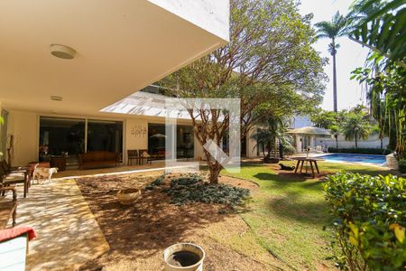 Casa à venda com 1300m², 6 quartos e 8 vagas Casa à venda com 1300m², 6 quartos e 8 vagasÁrea externa