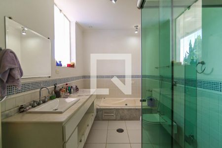 Casa à venda com 1300m², 6 quartos e 8 vagas Casa à venda com 1300m², 6 quartos e 8 vagasBanheiro da Suíte 4