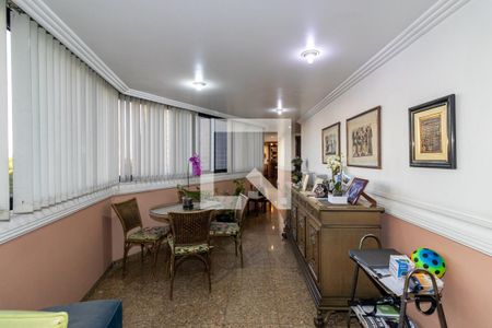 Apartamento à venda com 250m², 4 quartos e 4 vagas Apartamento à venda com 250m², 4 quartos e 4 vagasSala de Estar 2