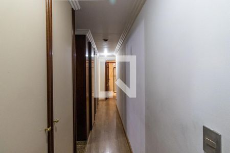 Apartamento à venda com 250m², 4 quartos e 4 vagas Apartamento à venda com 250m², 4 quartos e 4 vagasCorredor dos quartos