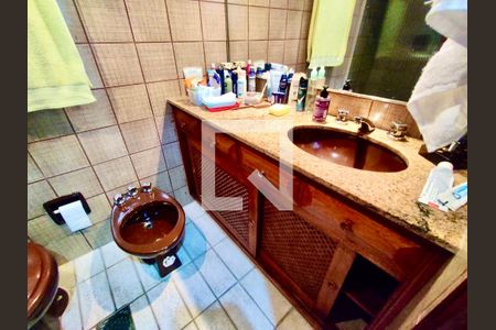 Apartamento à venda com 135m², 3 quartos e 2 vagasSuíte banheiro 