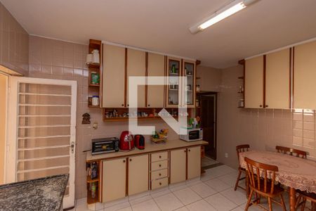 Casa à venda com 220m², 4 quartos e 3 vagasCozinha 