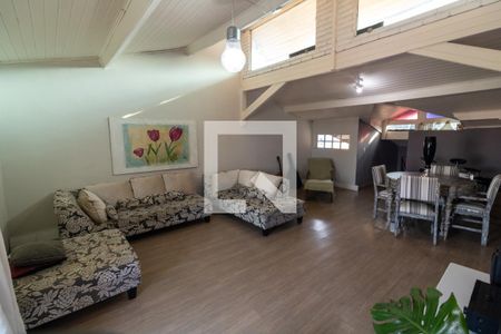 Casa à venda com 350m², 3 quartos e 2 vagas Casa à venda com 350m², 3 quartos e 2 vagasSótão