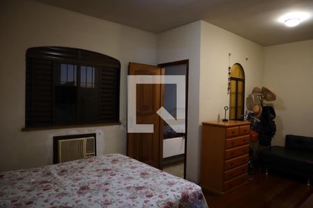 Casa à venda com 238m², 4 quartos e 4 vagasSuite