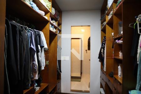 Casa à venda com 238m², 4 quartos e 4 vagasCloset da suíte