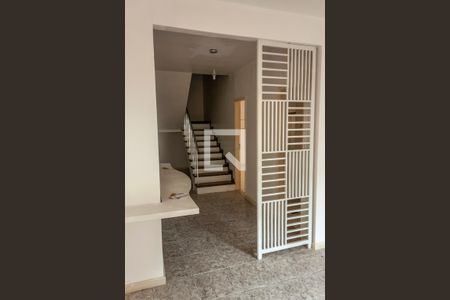 Casa de condomínio à venda com 200m², 3 quartos e 1 vagaEscada